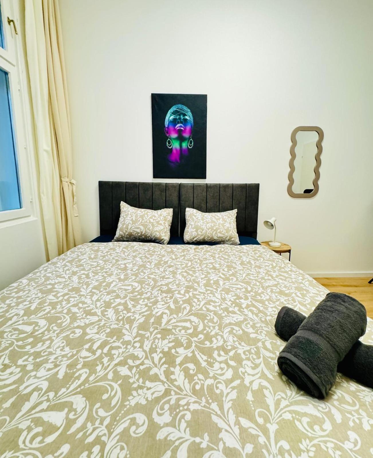 Apartment 4br Shared With View Only 7- Min To Westbahnhof *