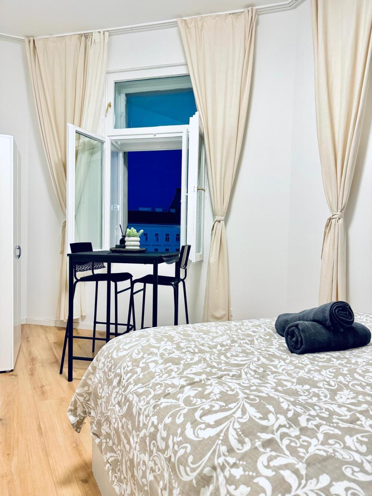 Apartment 4br Shared With View Only 7- Min To Westbahnhof