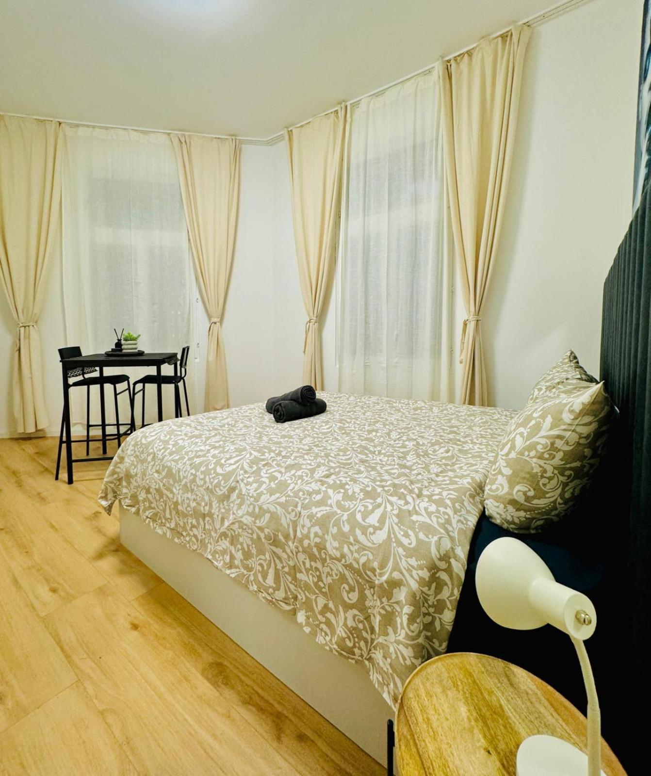4br Shared With View Only 7- Min To Westbahnhof * Wien