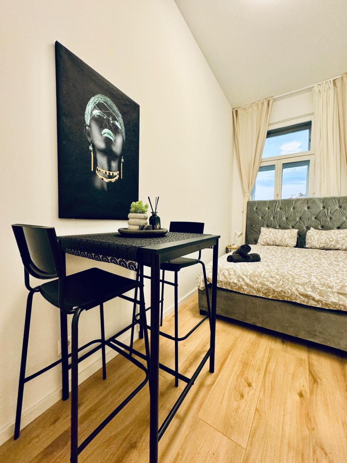 4br Shared With View Only 7- Min To Westbahnhof * Wien