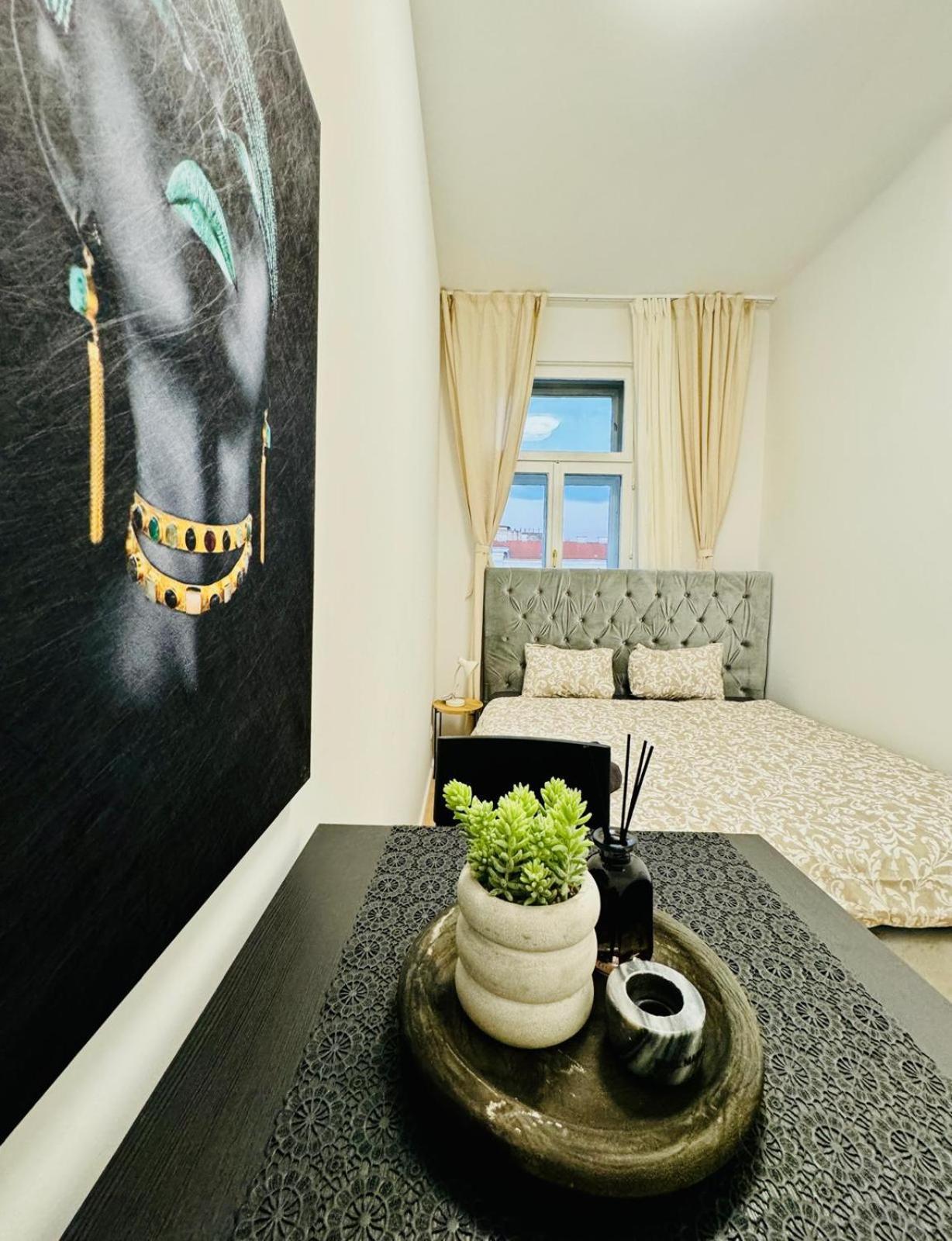 Apartment 4br Shared With View Only 7- Min To Westbahnhof