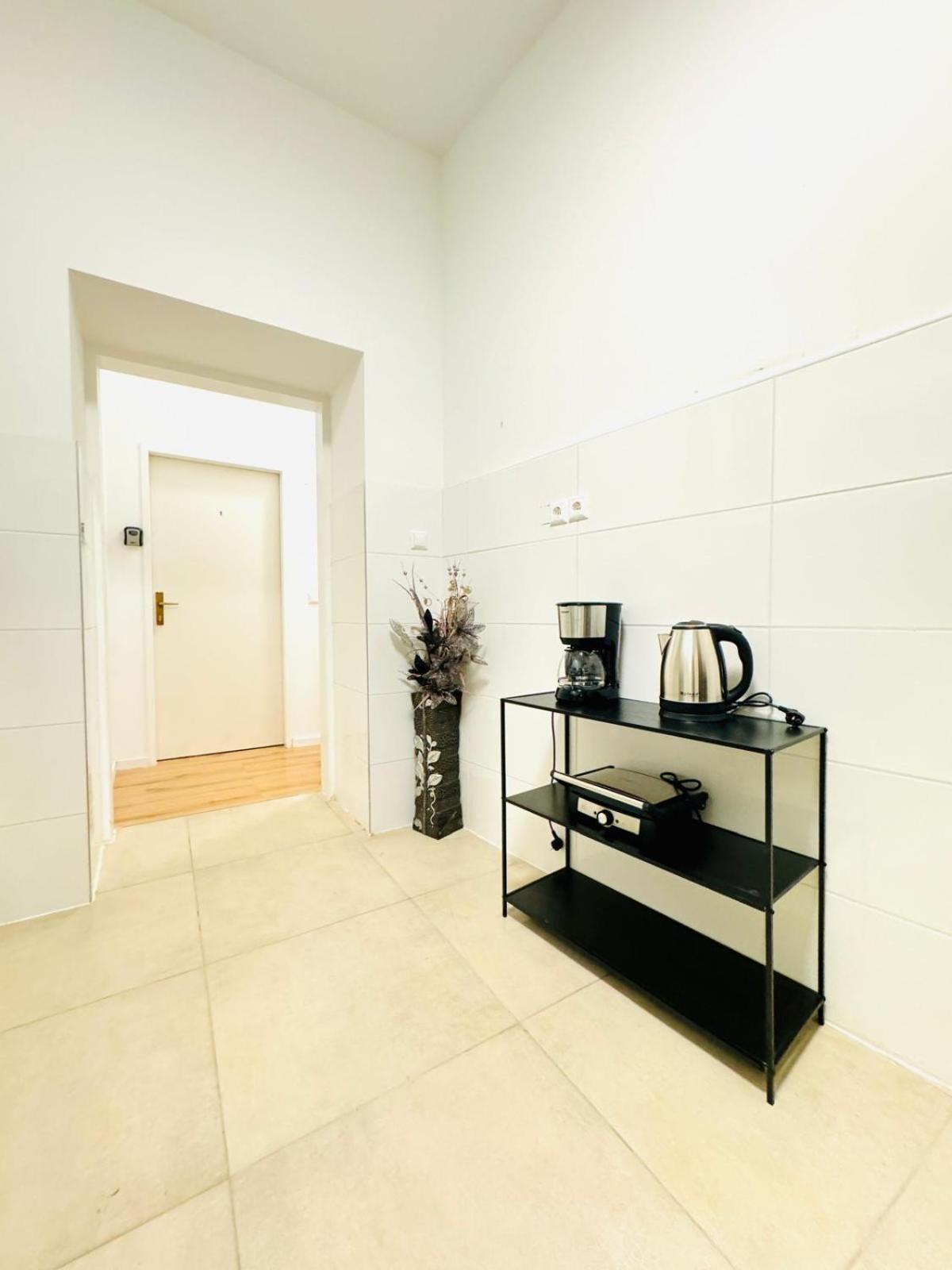 4br Shared With View Only 7- Min To Westbahnhof * Wien